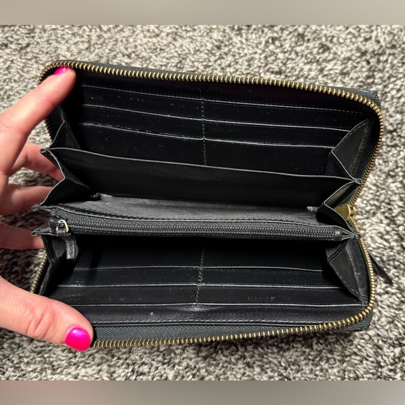 Gucci GG Marmont black zip around wallet - Picture 11 of 16